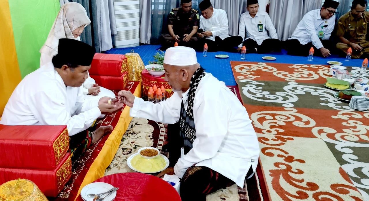 Prosesi Peusijeuk Pj Bupati Pidie Dan Isteri Ke Tanah Suci Penuh Haru
