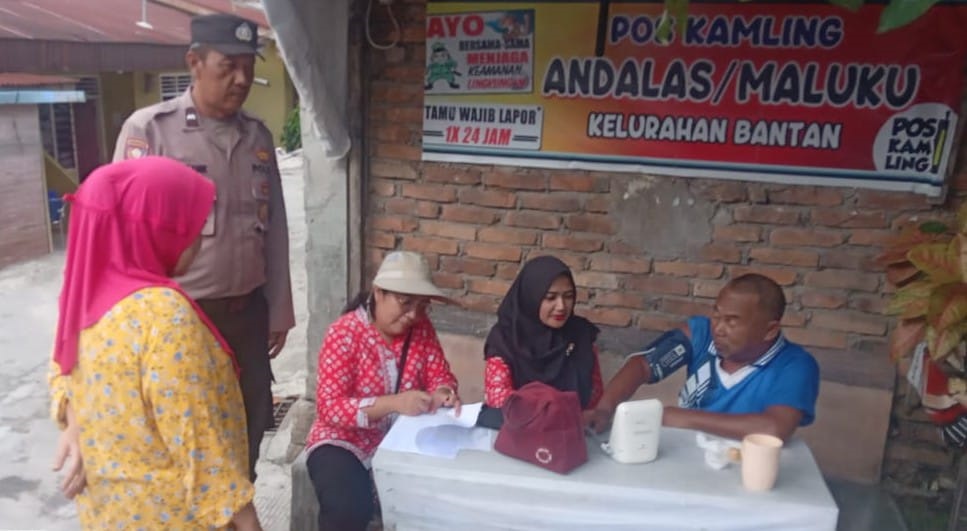 Cek Kesehatan Warga, Bhabinkamtibmas Polres P.Siantar Dampingi Nakes Singosari
