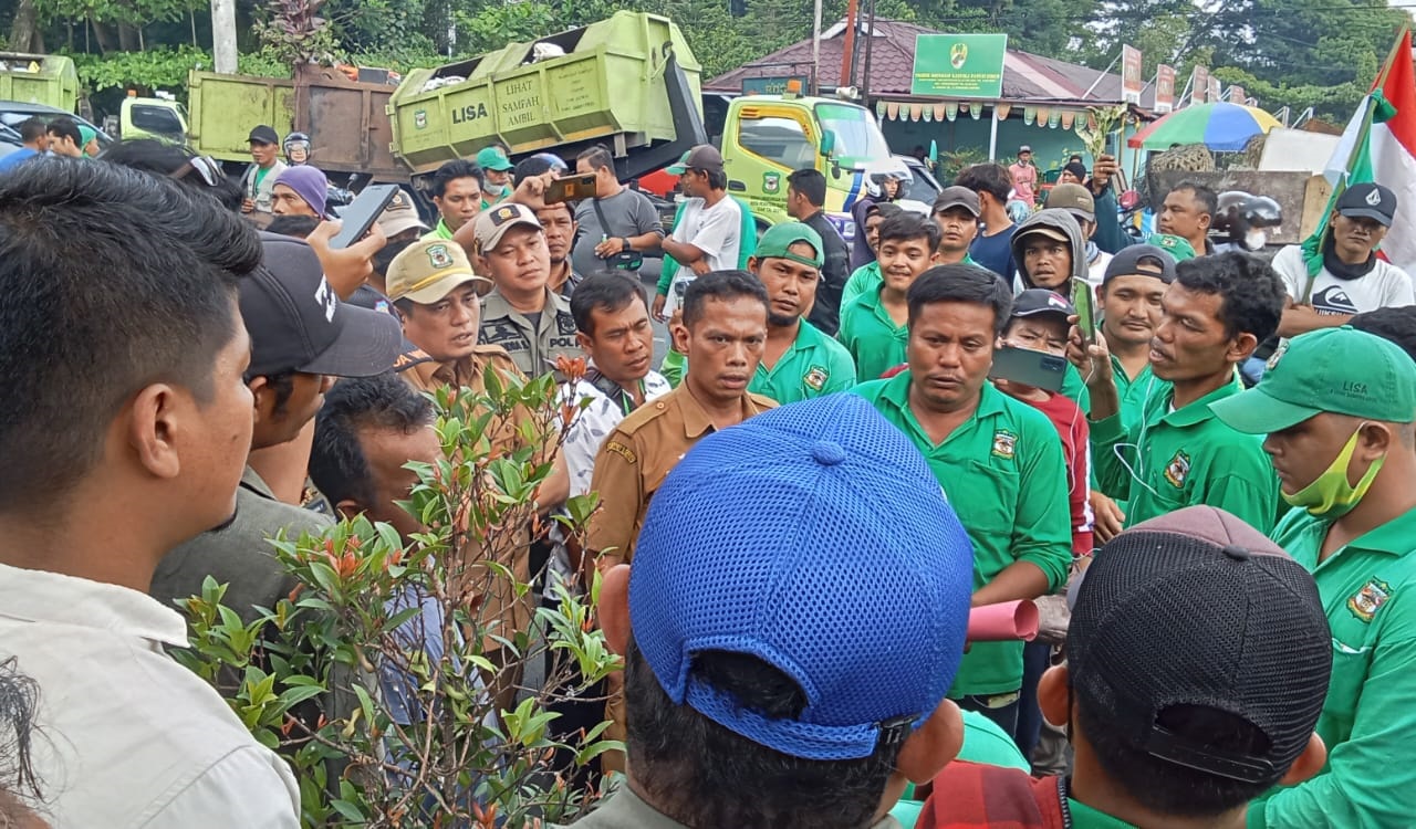 Petugas Kebersihan Kembali Unras, Bawa Truk Bermuatan Sampah Ke Balai Kota P.Siantar