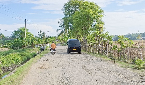 Potret Jalan Lampoih Saka-Waido, Musim Kemarau Berdebu, Hujan Berlumpur
