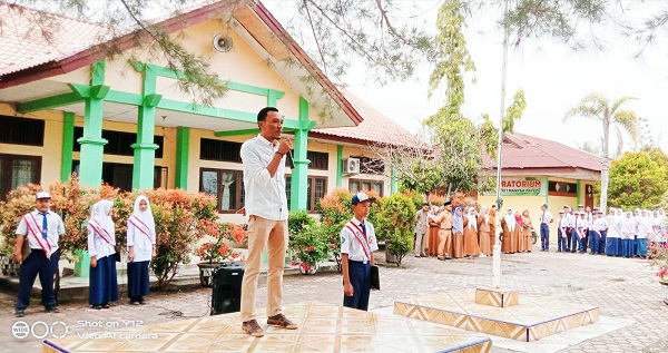 Putra Zulfirman Pembina Upacara Di SMPN 1 Manyak Payed