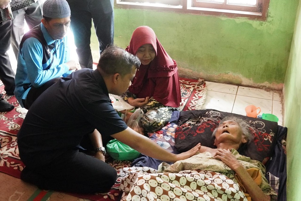 Pj Wali Kota Turun Langsung Salurkan Bantuan Dari Baznas Kepada Masyarakat Kurang Mampu