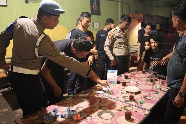 Cafe Galaxy Dan Roland Dirazia Polisi