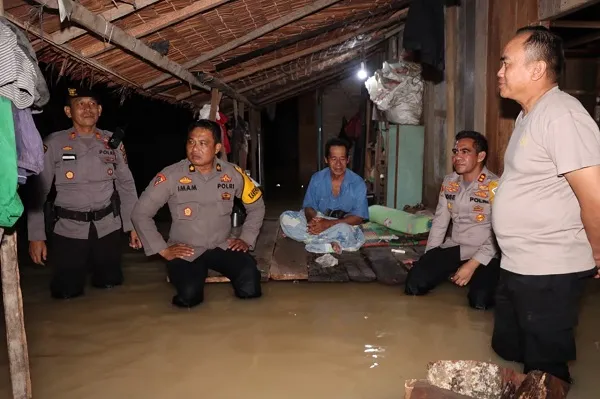 Kapolres Batubara Tinjau Dan Bantu Korban Banjir Simpanggambus