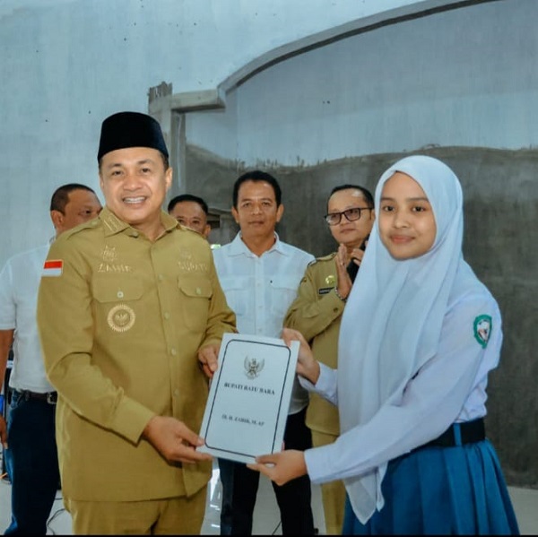 Zahir Apresiasi Siswi Berprestasi SMA Negeri 1 Seisuka