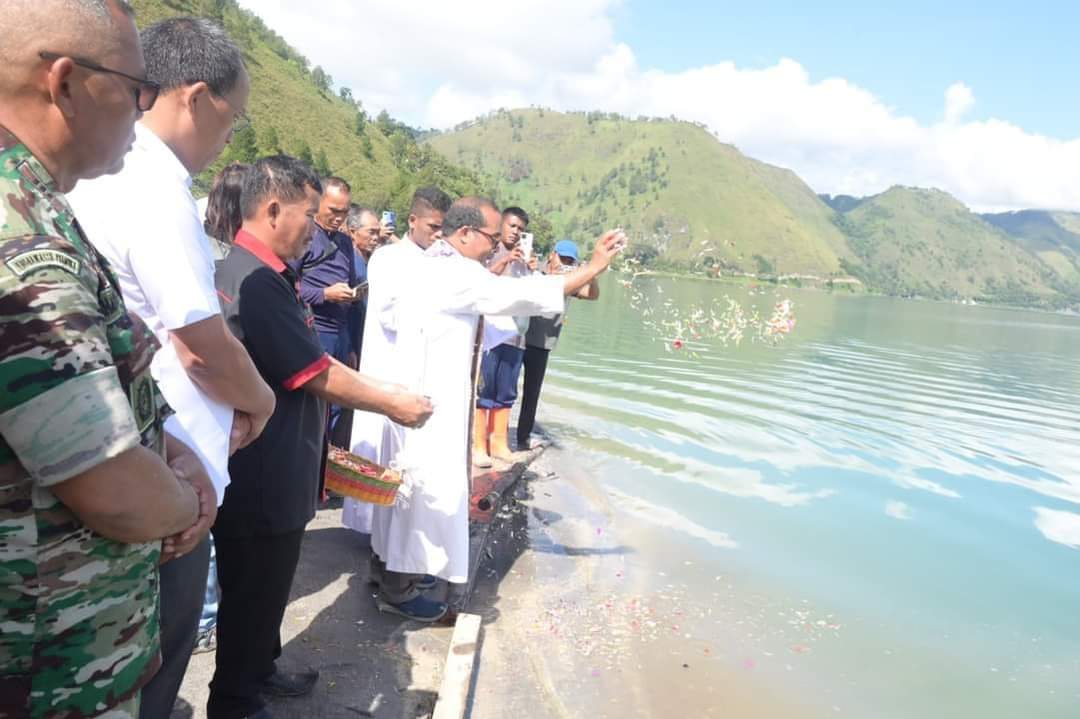 Doa Dan Tabur Bunga Di Lokasi Longsor