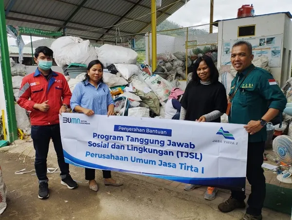 Dukung DPSP Toba, Jasa Tirta I Serahkan Bantuan Pengelolaan Sampah Terintegrasi