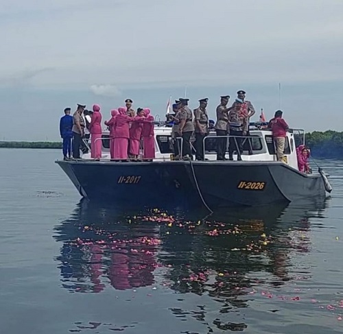 Kapolres Langkat Tabur Bunga Di Laut P.Brandan