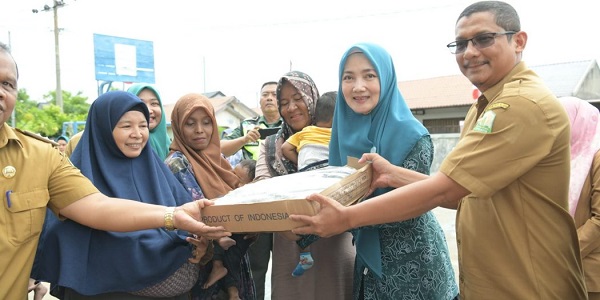 Cegah Stunting, Ayu Marzuki Bagikan 650 Kg Ikan Dencis
