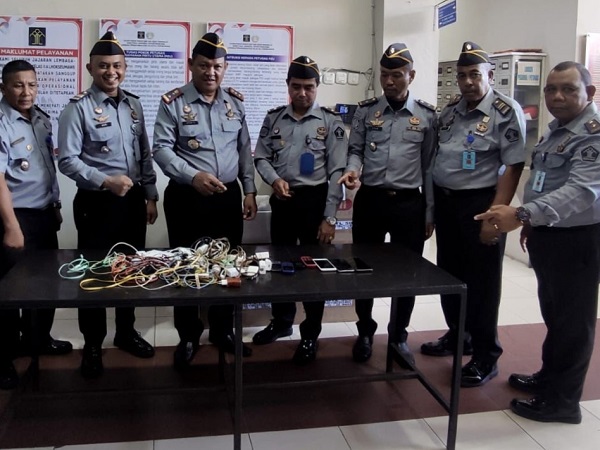 Razia Jelang Nataru 2024, Petugas Lapas Lhokseumawe Sita Handphone