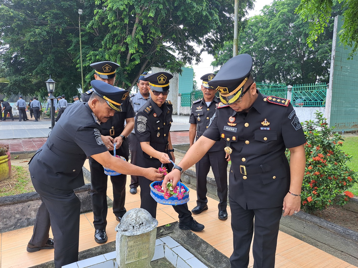 Peringati HBP Ke-60, Lapas Labuhan Ruku Ziarah Makam Pahlawan