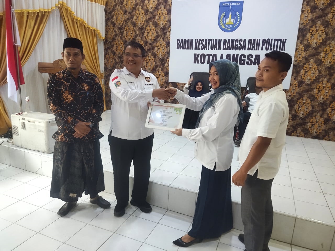 Kesbangpol Langsa Terima Penghargaan Dan Donor Darah