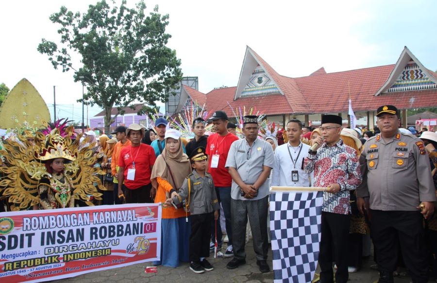 Arpan Nasution Lepas Ribuan Peserta Pawai HUT Ke-79 RI