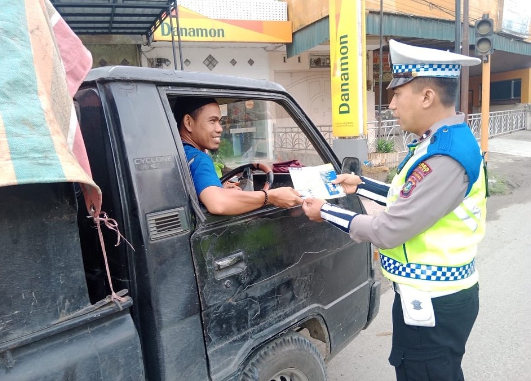 Ops Keselamatan Toba, Satlantas Polres Langkat Bagikan Brosur Tertib Berlalu Lintas