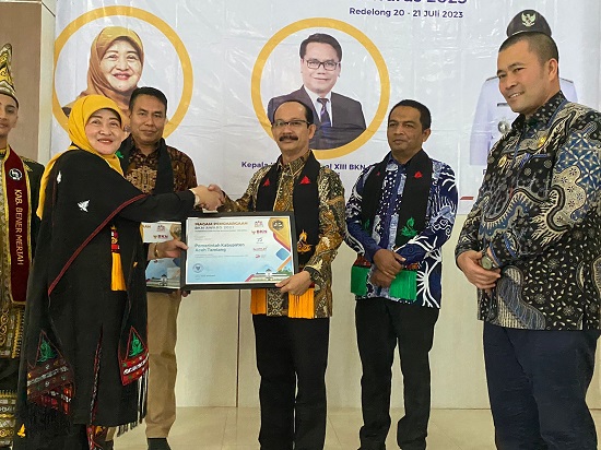Meurah Budiman Terima BKN Award