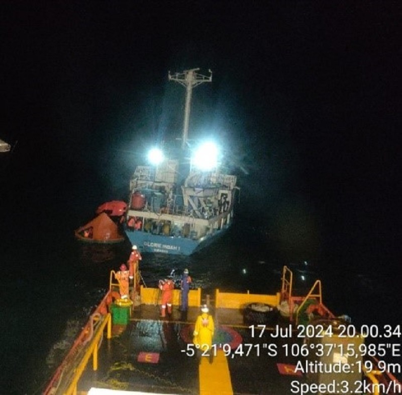 Tim PHE ONWJ Selamatkan 18 Awak Kapal Glorie Indah I Yang Karam Di Kepulauan Seribu