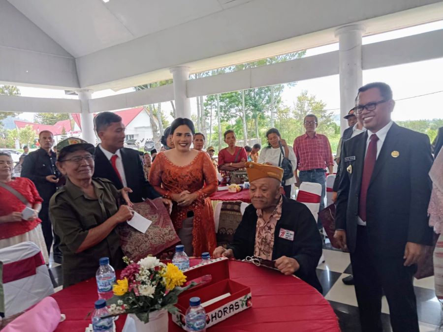 Bupati Ajak Warga Toba Teladani Keberanian Dan Pengorbanan Veteran Indonesia