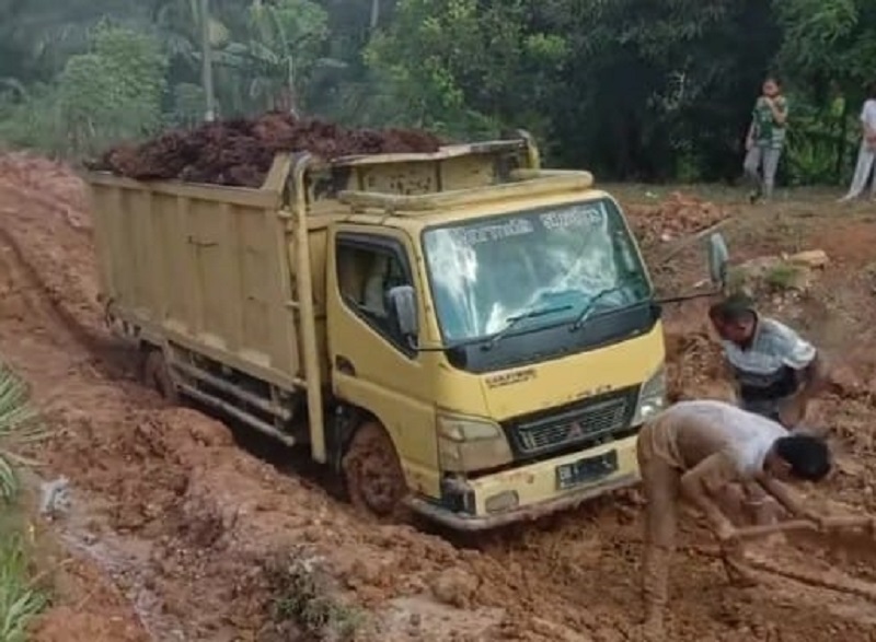 Sejumlah Titik Jalan Di Kecamatan Barumun Barat Sulit Dilalui