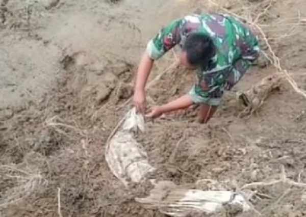 TNI Bersama Warga Evakuasi Jenazah Hanyut Akibat TPU Longsor