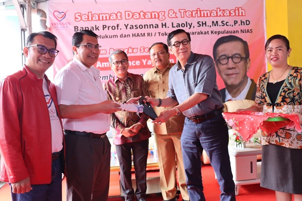 Ketua Yayasan NIAS Terima Bantuan Ambulans Dari Menkumham