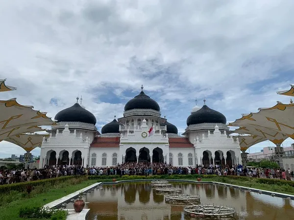 Ribuan Jamaah Shalat Jumat Sambut<br>Anies Di Masjid Raya Baiturrahman