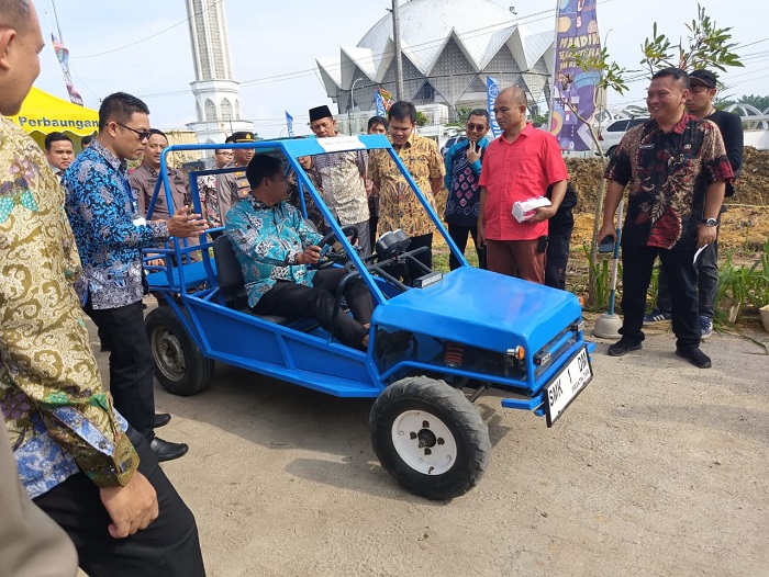 Darma Wijaya Test Drive Mobil Listrik SMKN 1 Dolokmasihul