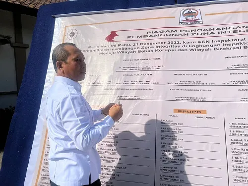 Pegawai Inspektorat Aceh Singkil Teken Piagam Pencanangan