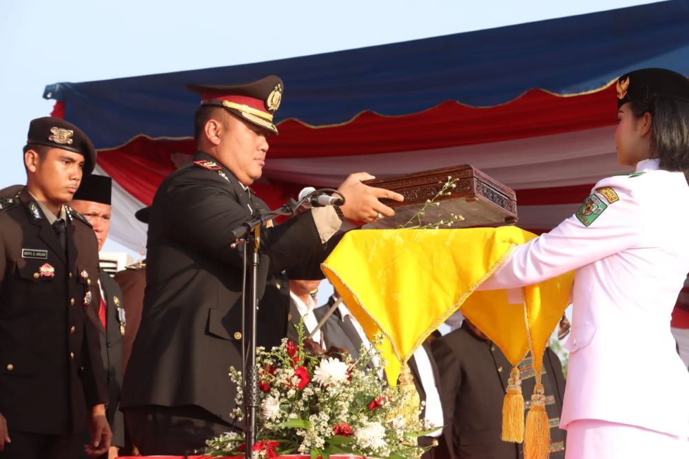 Kapolres Simalungun Pimpin Aubade Dan Upacara Penurunan Bendera HUT Ke-79 RI