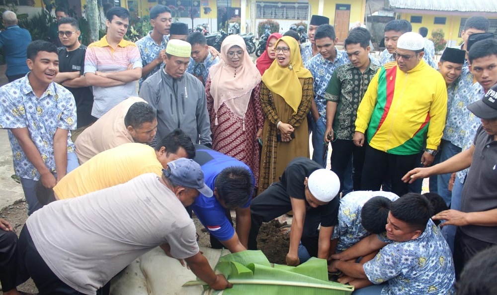 MAN 1 Padangsidimpuan Sembelih Dua Ekor Lembu Kurban