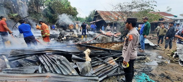 Api Hanguskan 2 Rumah Semi Permanen