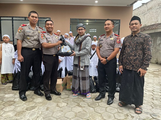 Sespimmen Dikreg Ke-63 Kembali Beri Puluhan Sembako Ramadan Ke Pesantren