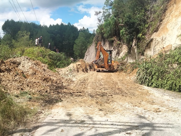 Jalan Pangaribuan - Garoga Tertutup Longsor