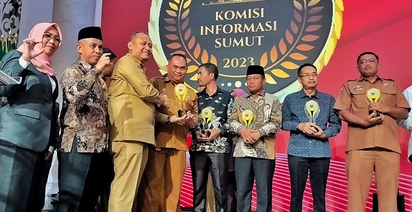 Pemkab Simalungun Terima Anugerah Keterbukaan Informasi Publik