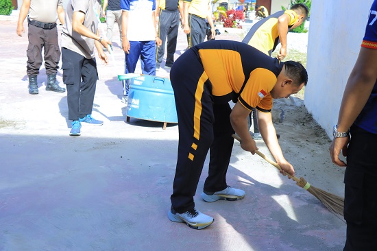 Polres Humbahas Jumat Bersih