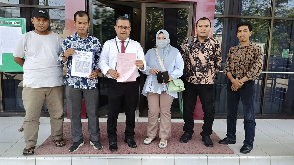 Kejari P.Sidimpuan Kembalikan HP Tersangka Oknum BKD