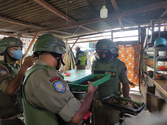 Satpol PP Agara Amankan Dagangan Makanan Siang Hari