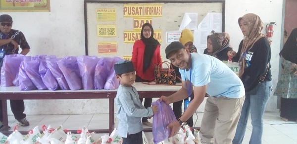 Alumni 97 SMAN 1 Babalan Bagi Sembako Kepada Warga Kurang Mampu 
