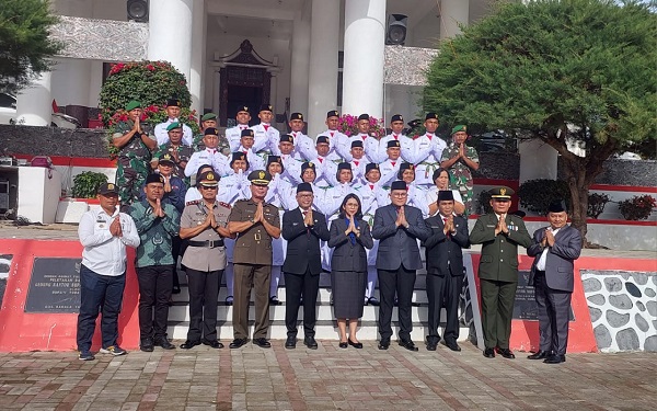 Bupati Kukuhkan 20 Anggota Paskibraka Kabupaten Toba