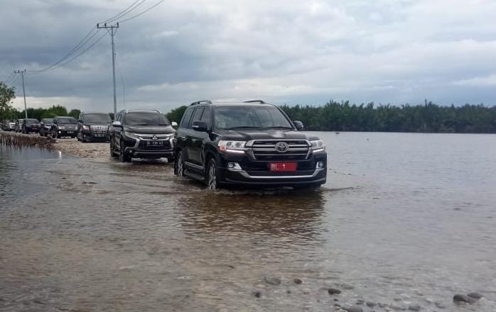 Jajal Jalan Kilangan-Kuala Baru, Mobil Rombongan Pj Gubernur Kandas