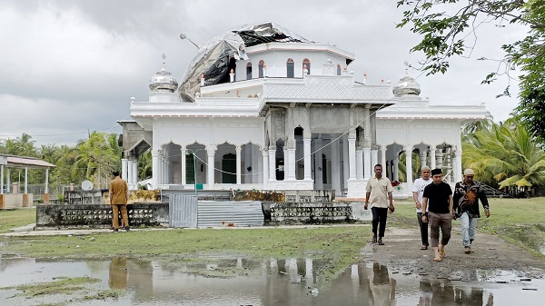 Kubah Masjid Di Pidie Roboh Diterjang Angin Dan Hujan Deras