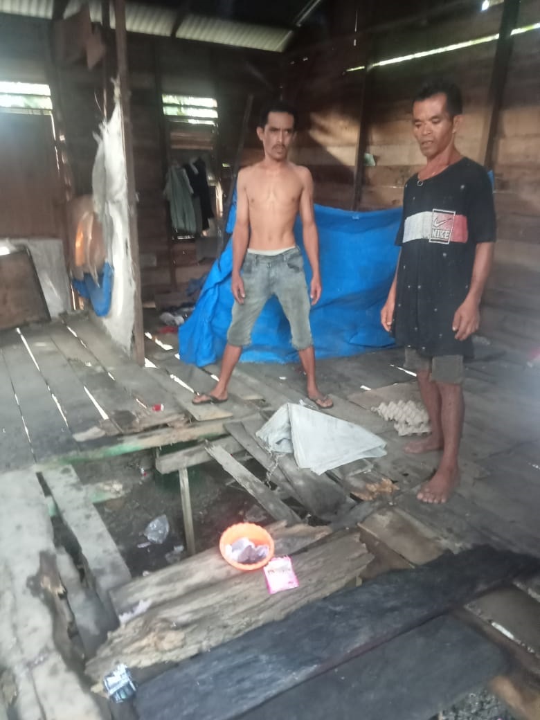 Warga Fakir Itu Tempati Rumah Yang Terancam Roboh