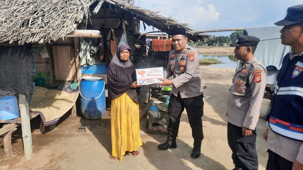 Polsek Jeunieb Serahkan Bantuan Ramadan Untuk Warga Miskin