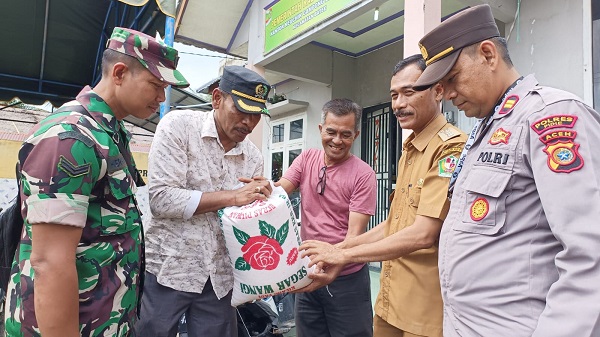 Keuchik Lah Bantu Korban Banjir Bate