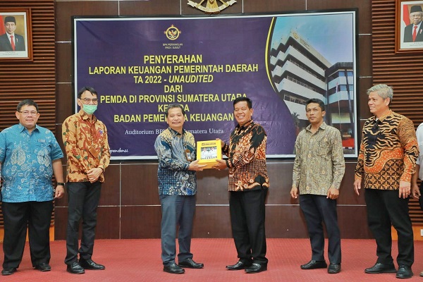 Bupati Simalungun Serahkan LKPD TA 2022 Pada BPK RI Perwakilan Sumut