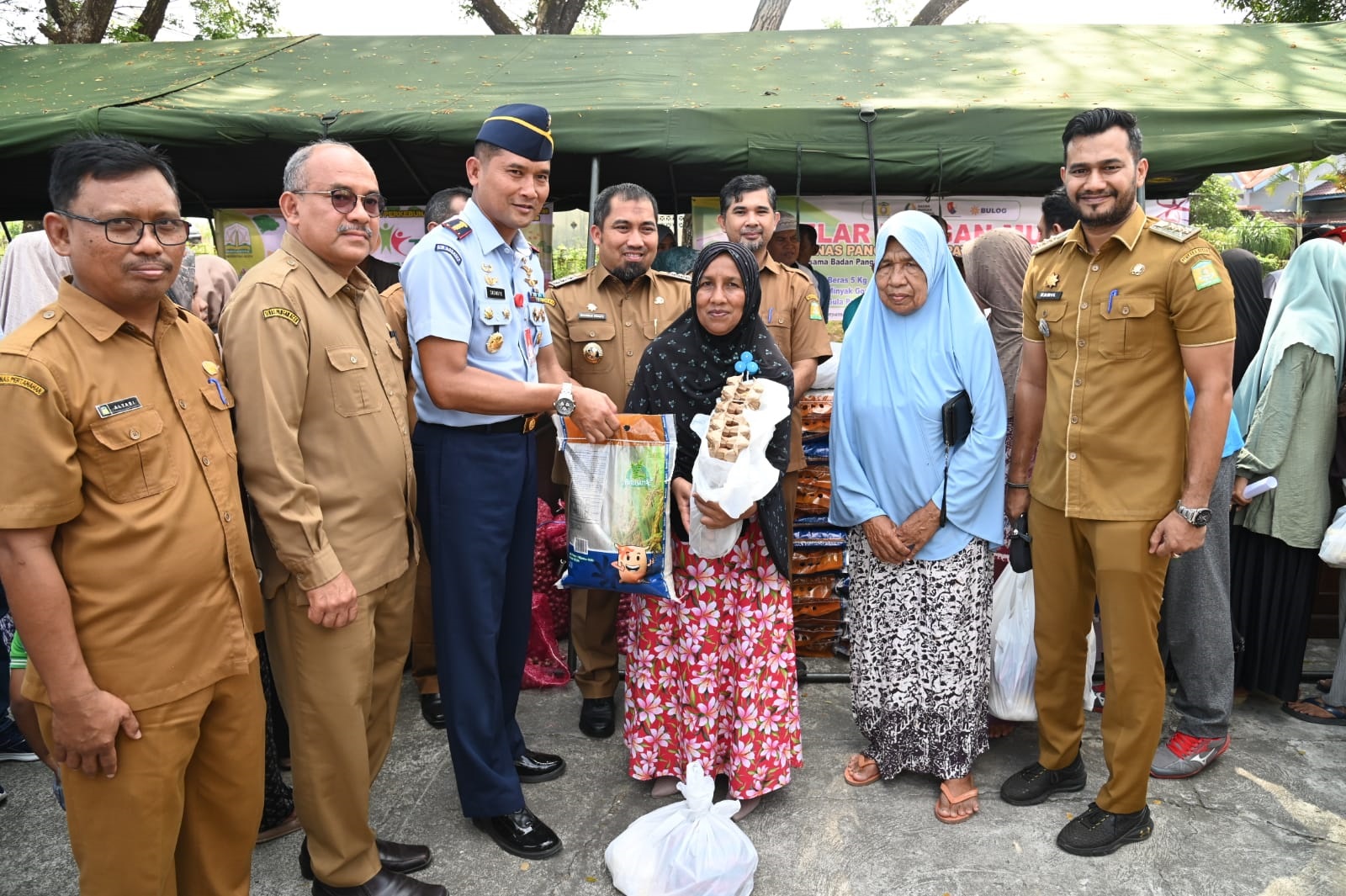 Danlanud Edi Sasmoyo Dan Pj Bupati Iswanto Gelar Bazar Pangan Murah