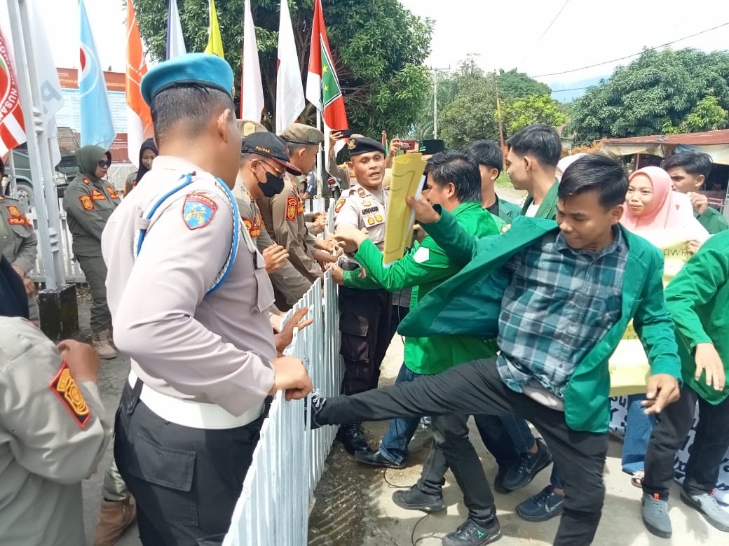 Demo Dugaan Pungli PPK Dan PPS, Komisioner KPU Palas Tugas Luar