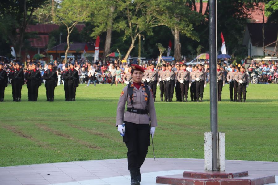 Ipda Made Intan Danup Penurunan Bendera HUT Ke-79 RI Di Langkat
