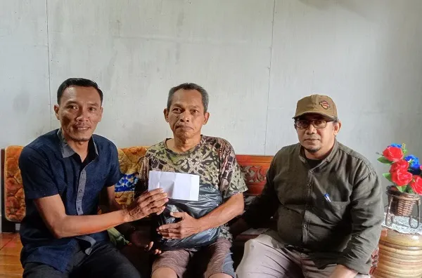PWI Aceh Serahkan Bantuan Ke Wartawan Korban Banjir Di Atam Dan Langsa
