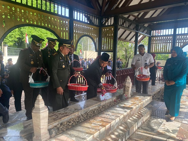 Jelang HUT RI, Pj Bupati Aceh Besar Tabur Bunga Di Makam T Nyak Arief