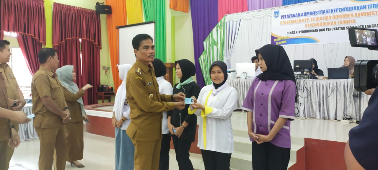 Pj Wali Kota Langsa Tinjau Perekaman KTP Elektronik Di Sekolah
